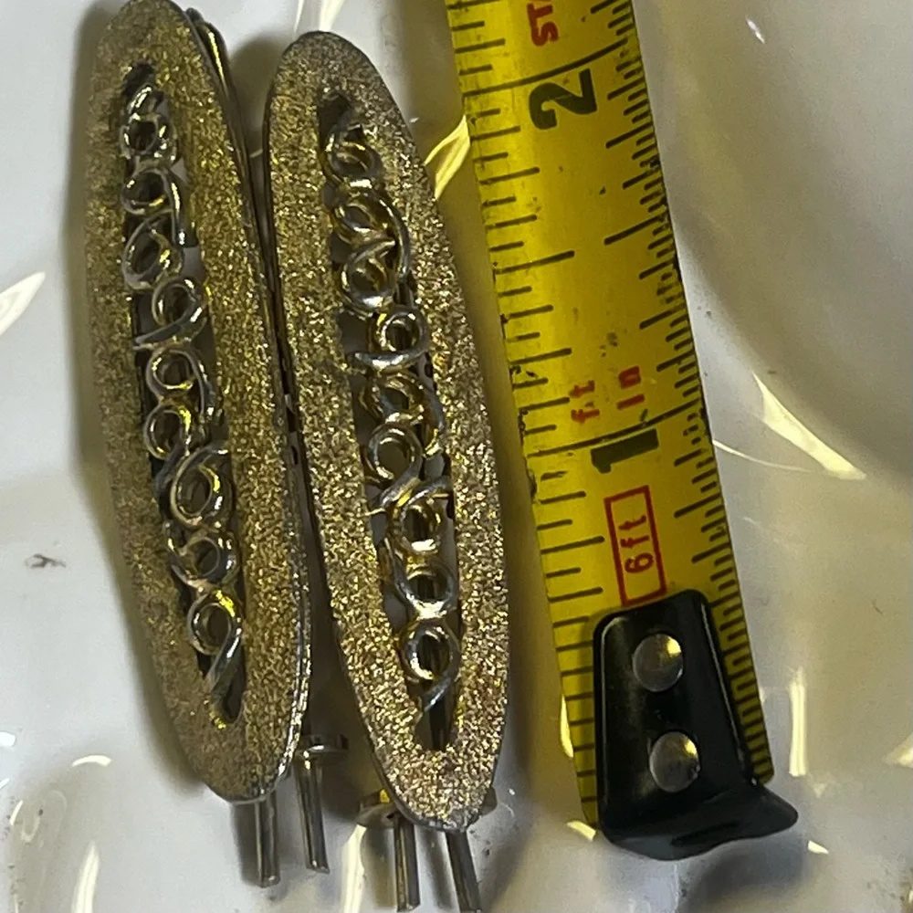 Pair of Vintage Golden Hair Clips with Intricate Design - Picture 10 of 13